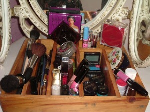 Cosmetics tray